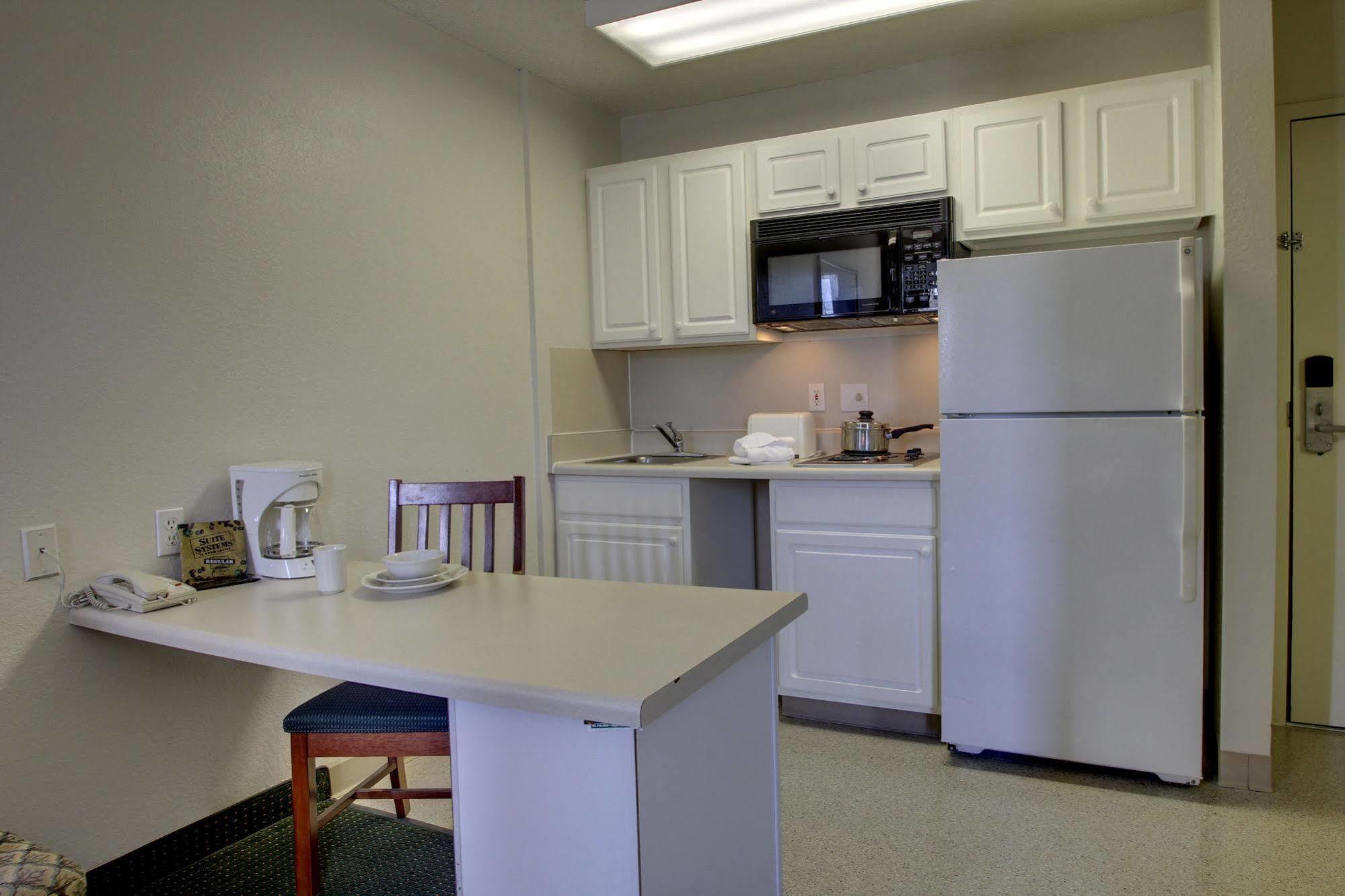 Intown Suites Extended Stay Greensboro Nc - Airport Zewnętrze zdjęcie